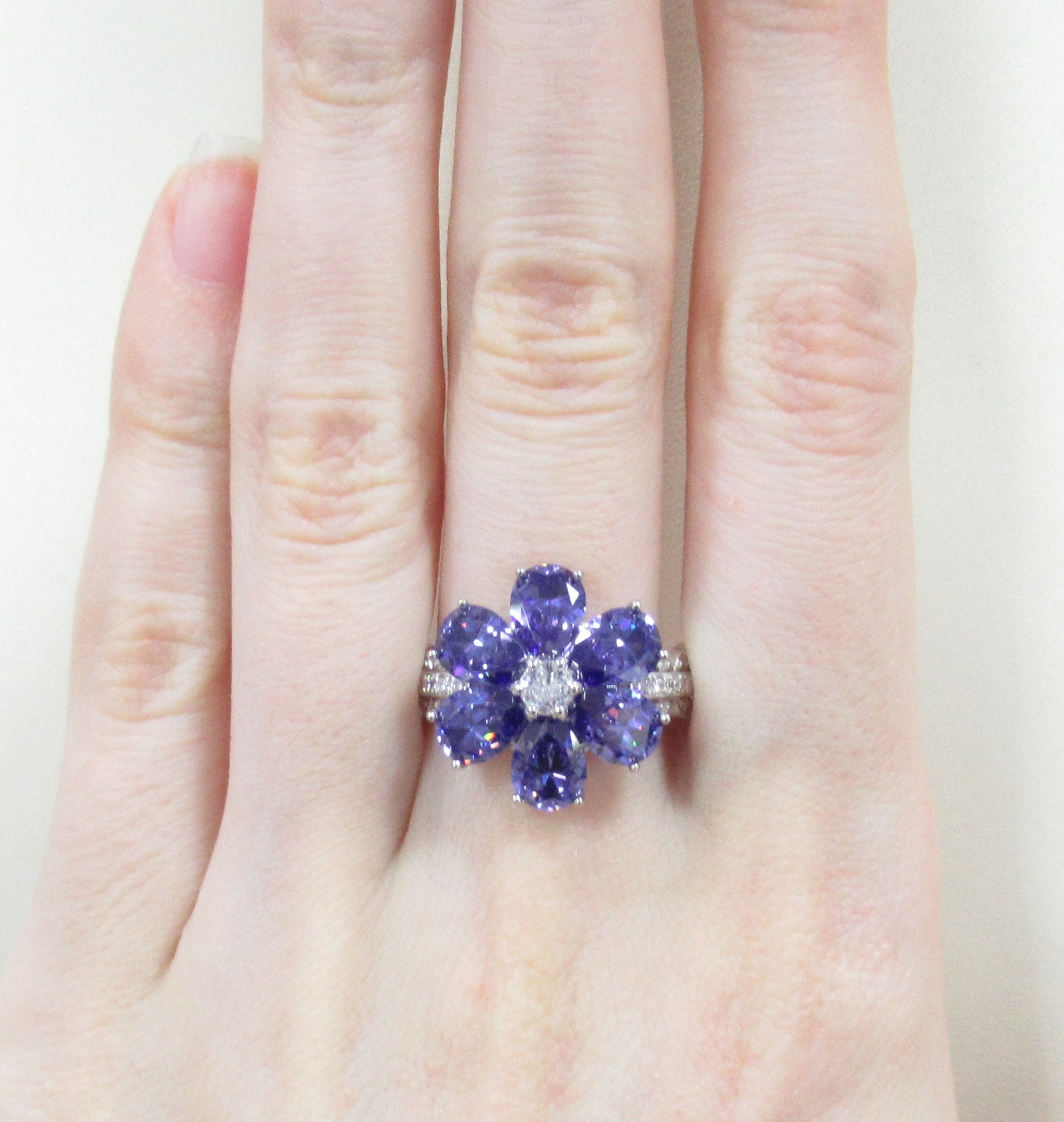 Серебряное кольцо 925 пробы; вставки 6 Фианит фиол.; 39 Фианит бесцв.;